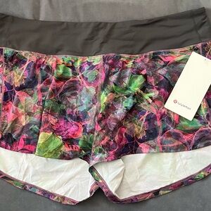 lululemon athletica Women's Floral Shorts - Multicolor